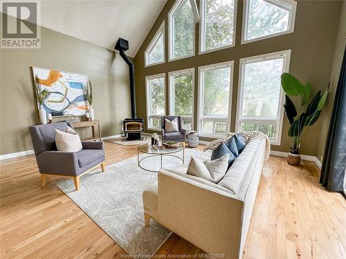 979 Erie Avenue West, Kingsville, ON - Indoor Photo Showing Living Room