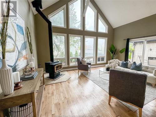 979 Erie Avenue West, Kingsville, ON - Indoor Photo Showing Living Room