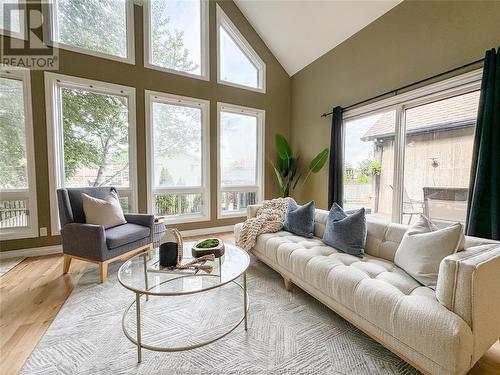 979 Erie Avenue West, Kingsville, ON - Indoor Photo Showing Living Room