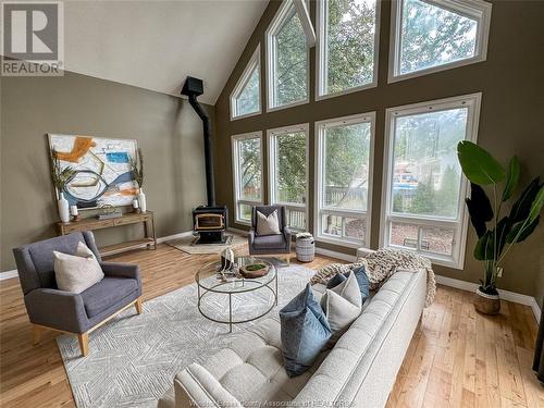 979 Erie Avenue West, Kingsville, ON - Indoor Photo Showing Living Room