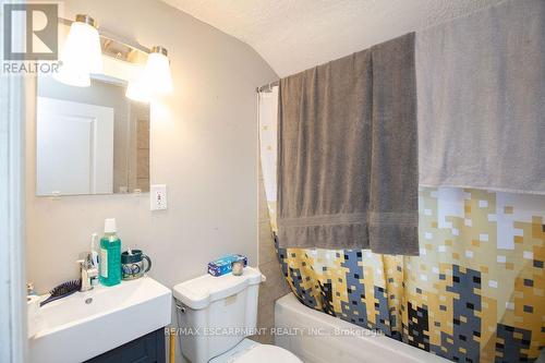 24 Duke Street, Brantford, ON - Indoor Photo Showing Bathroom