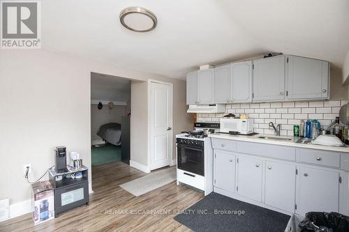 24 Duke Street, Brantford, ON - Indoor Photo Showing Kitchen