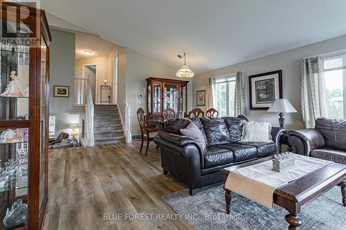 77 Woodvale Drive, Thames Centre (Dorchester), ON - Indoor Photo Showing Living Room