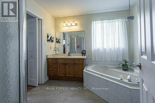 77 Woodvale Drive, Thames Centre (Dorchester), ON - Indoor Photo Showing Bathroom