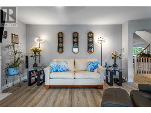 307 Sumac Road E, Kelowna, BC - Indoor Photo Showing Living Room