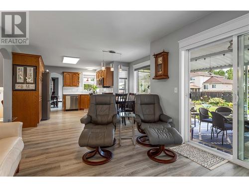 307 Sumac Road E, Kelowna, BC - Indoor Photo Showing Living Room