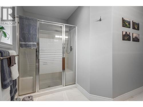 307 Sumac Road E, Kelowna, BC - Indoor Photo Showing Bathroom