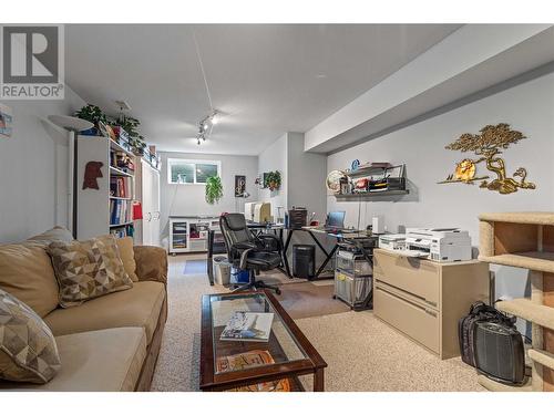 307 Sumac Road E, Kelowna, BC - Indoor Photo Showing Living Room