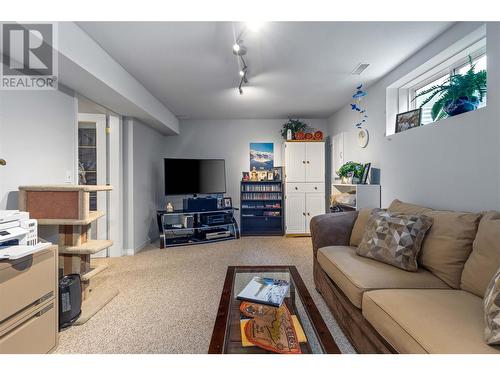 307 Sumac Road E, Kelowna, BC - Indoor Photo Showing Living Room