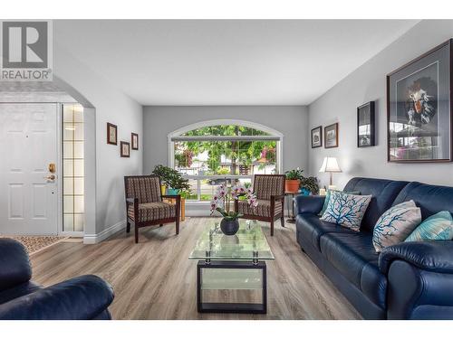 307 Sumac Road E, Kelowna, BC - Indoor Photo Showing Living Room