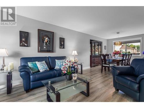 307 Sumac Road E, Kelowna, BC - Indoor Photo Showing Living Room