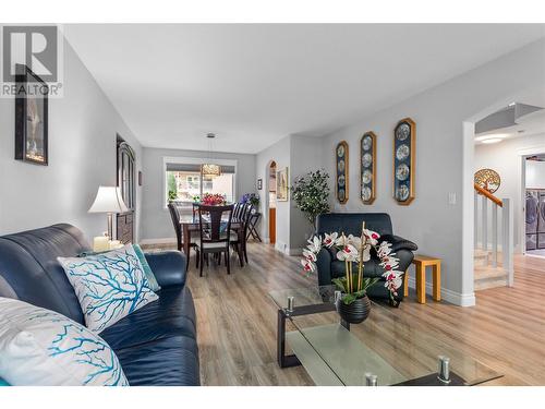 307 Sumac Road E, Kelowna, BC - Indoor Photo Showing Living Room