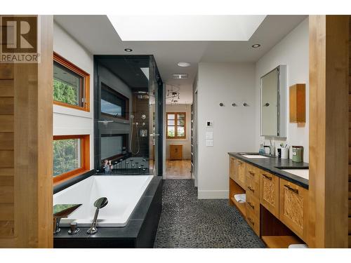 4760 Crighton Road, Kelowna, BC - Indoor Photo Showing Bathroom