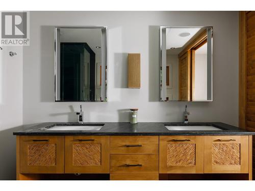 4760 Crighton Road, Kelowna, BC - Indoor Photo Showing Bathroom