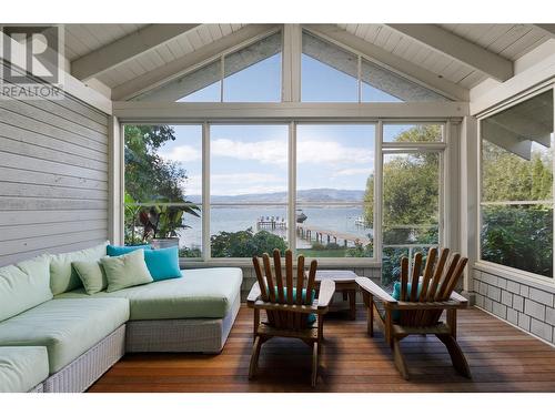 4760 Crighton Road, Kelowna, BC - Indoor Photo Showing Living Room