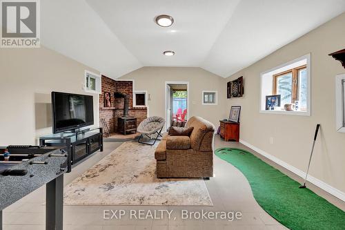 124 Whitney Place, Kitchener, ON - Indoor Photo Showing Living Room