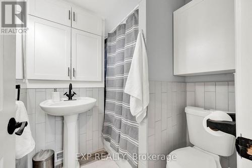 124 Whitney Place, Kitchener, ON - Indoor Photo Showing Bathroom