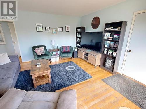 6831 Church Street, Powell River, BC - Indoor Photo Showing Living Room