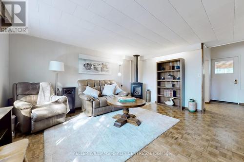 25985 Woodbine Avenue, Georgina, ON - Indoor Photo Showing Living Room