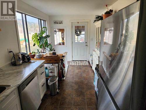 1385 6 Highway, Cherryville, BC - Indoor Photo Showing Kitchen