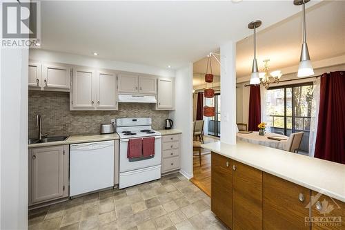 333 Chapel Street Unit#303, Ottawa, ON - Indoor Photo Showing Kitchen