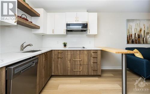 60 Kayenta Street, Ottawa, ON - Indoor Photo Showing Kitchen With Upgraded Kitchen