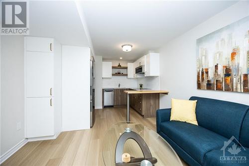 60 Kayenta Street, Ottawa, ON - Indoor Photo Showing Living Room