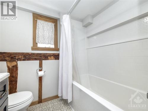 86 North Street, Perth, ON - Indoor Photo Showing Bathroom