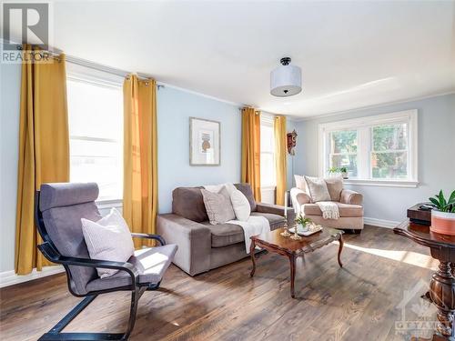 86 North Street, Perth, ON - Indoor Photo Showing Living Room