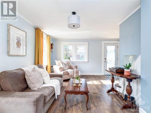 86 North Street, Perth, ON - Indoor Photo Showing Living Room