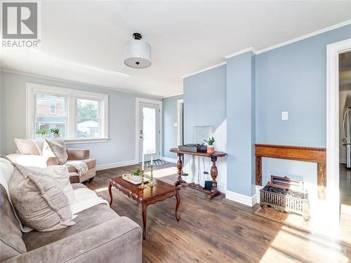 86 North Street, Perth, ON - Indoor Photo Showing Living Room