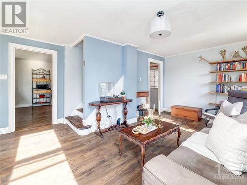 86 North Street, Perth, ON - Indoor Photo Showing Living Room