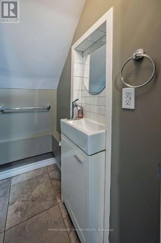 15 Balaclava Street, St. Thomas, ON - Indoor Photo Showing Bathroom