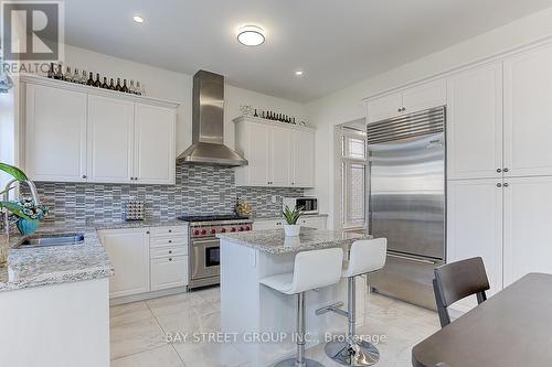 16 Drizzel Crescent, Richmond Hill, ON - Indoor Photo Showing Kitchen With Upgraded Kitchen