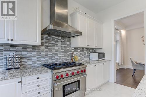 16 Drizzel Crescent, Richmond Hill, ON - Indoor Photo Showing Kitchen With Upgraded Kitchen