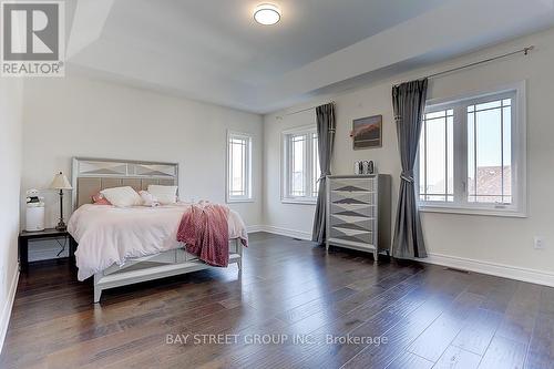 16 Drizzel Crescent, Richmond Hill, ON - Indoor Photo Showing Bedroom