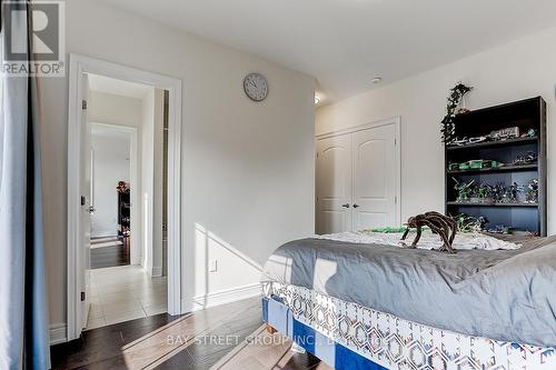 16 Drizzel Crescent, Richmond Hill, ON - Indoor Photo Showing Bedroom