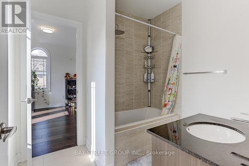 16 Drizzel Crescent, Richmond Hill, ON - Indoor Photo Showing Bathroom