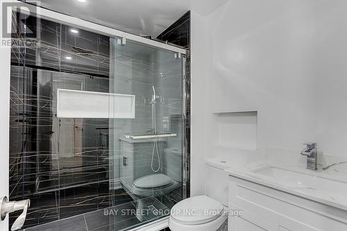 16 Drizzel Crescent, Richmond Hill, ON - Indoor Photo Showing Bathroom