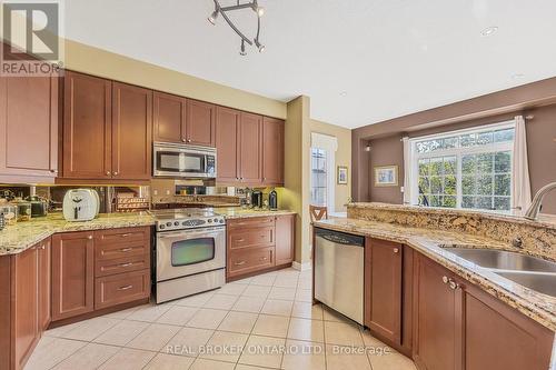 79 Sovereign'S Gate, Barrie, ON - Indoor Photo Showing Kitchen With Double Sink