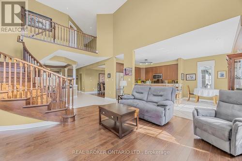 79 Sovereign'S Gate, Barrie, ON - Indoor Photo Showing Living Room