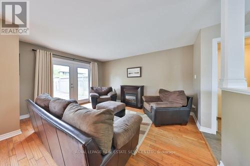 114 Orsett Street, Oakville, ON - Indoor Photo Showing Living Room