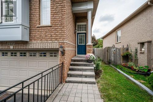 2225 Hummingbird Way, Oakville, ON - Outdoor