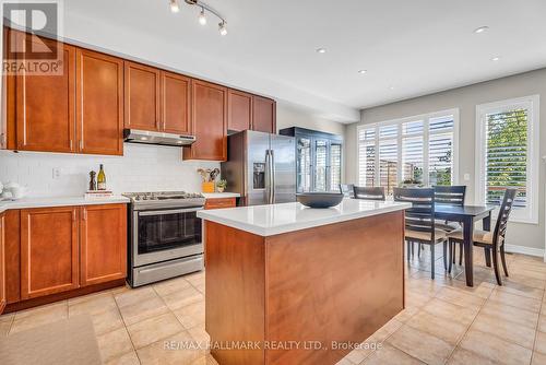 132 Vittorio De Luca Drive, Vaughan, ON - Indoor Photo Showing Kitchen