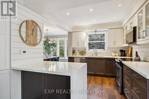 441 Prestwick Drive, Oshawa, ON - Indoor Photo Showing Kitchen With Upgraded Kitchen