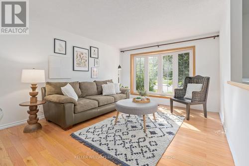 18 Terry Court, Halton Hills, ON - Indoor Photo Showing Living Room