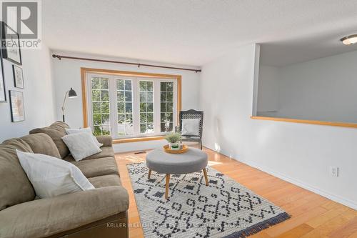 18 Terry Court, Halton Hills, ON - Indoor Photo Showing Living Room