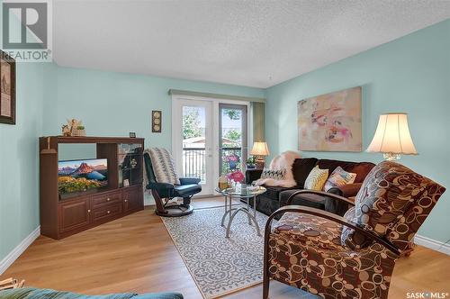 103 250 Athabasca Street E, Moose Jaw, SK - Indoor Photo Showing Living Room