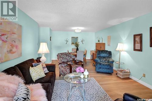 103 250 Athabasca Street E, Moose Jaw, SK - Indoor Photo Showing Living Room