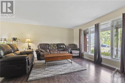 561 River Road, Mcnab/Braeside, ON - Indoor Photo Showing Living Room